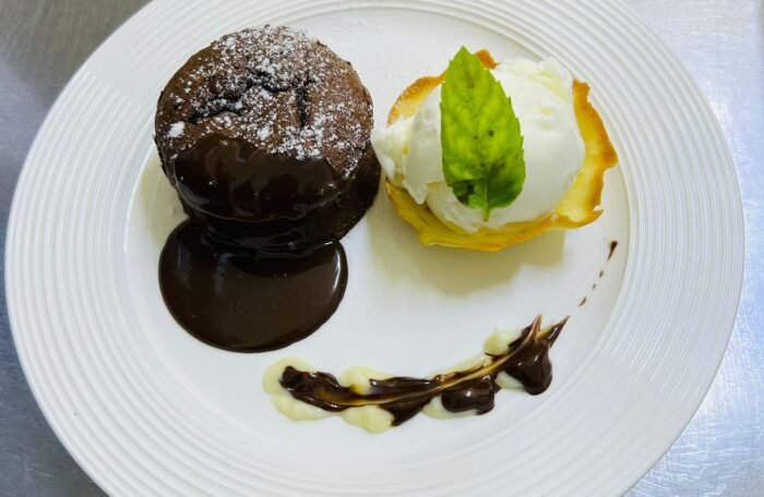 Fondant au chocolat servi avec une boule de glace